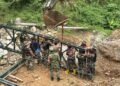 Babinsa Koramil 23/Lgst Monitor Pengerjaan Parit Jalan oleh PT Waskita, Pastikan Pekerjaan Berjalan Aman dan Tertib