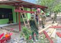 Rumah Warga Yamboi Makin Rapi dan Asri, Satgas TMMD Ke-130 Pasang Lisplang Baru