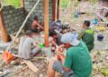 Hangat dalam Kebersamaan : Satgas TMMD Ke-130 dan Warga Yamboi Makan Siang Bersama
