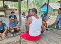 Canda Tawa Satgas TMMD Ke-130 Dan Warga Yamboi Pererat Rasa Kekeluargaan