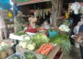 Cegah Inflasi, Babinsa Koramil Babahrot Pantau Harga Bahan Pokok di Pasar dan Toko Kelontong