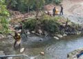 Peduli Keasrian Alam, Satgas TMMD Ke-130 dan Warga Gotong Royong Bersihkan Sungai Yamboi