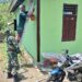 Profesional dan Teliti, Satgas TMMD Ke-130 Finishing Pengecatan Rumah Warga