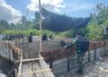 Babinsa Dampingi Erat Pembangunan Jembatan Perintis di Susoh Abdya