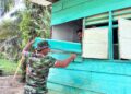 Satgas TMMD ke-130 Gotong Royong Bongkar Bagian Depan Rumah Edi Harahap