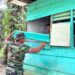 Satgas TMMD ke-130 Gotong Royong Bongkar Bagian Depan Rumah Edi Harahap